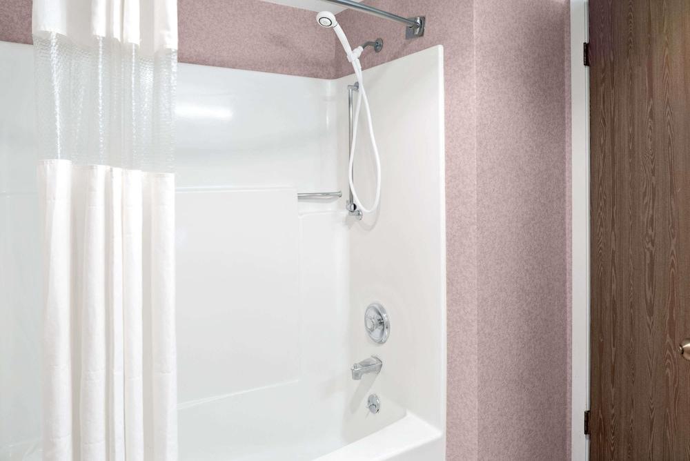 Ramada By Wyndham Spokane Valley Buitenkant foto